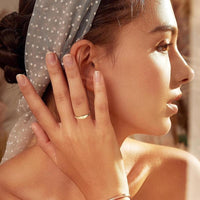 Bague Signature portée à l'annulaire