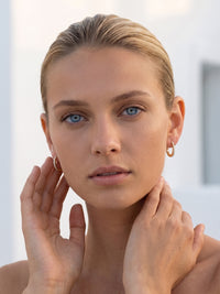 Boucles d'oreilles créoles fines pavées Boucle Discrète portées, zirconium, argent 925 plaqué or 18 carats – Soreli Paris
