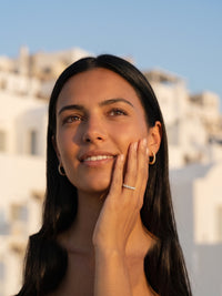 Boucles d'oreilles créoles fines pavées Boucle Discrète, détail du pavage de zirconium – Soreli Paris