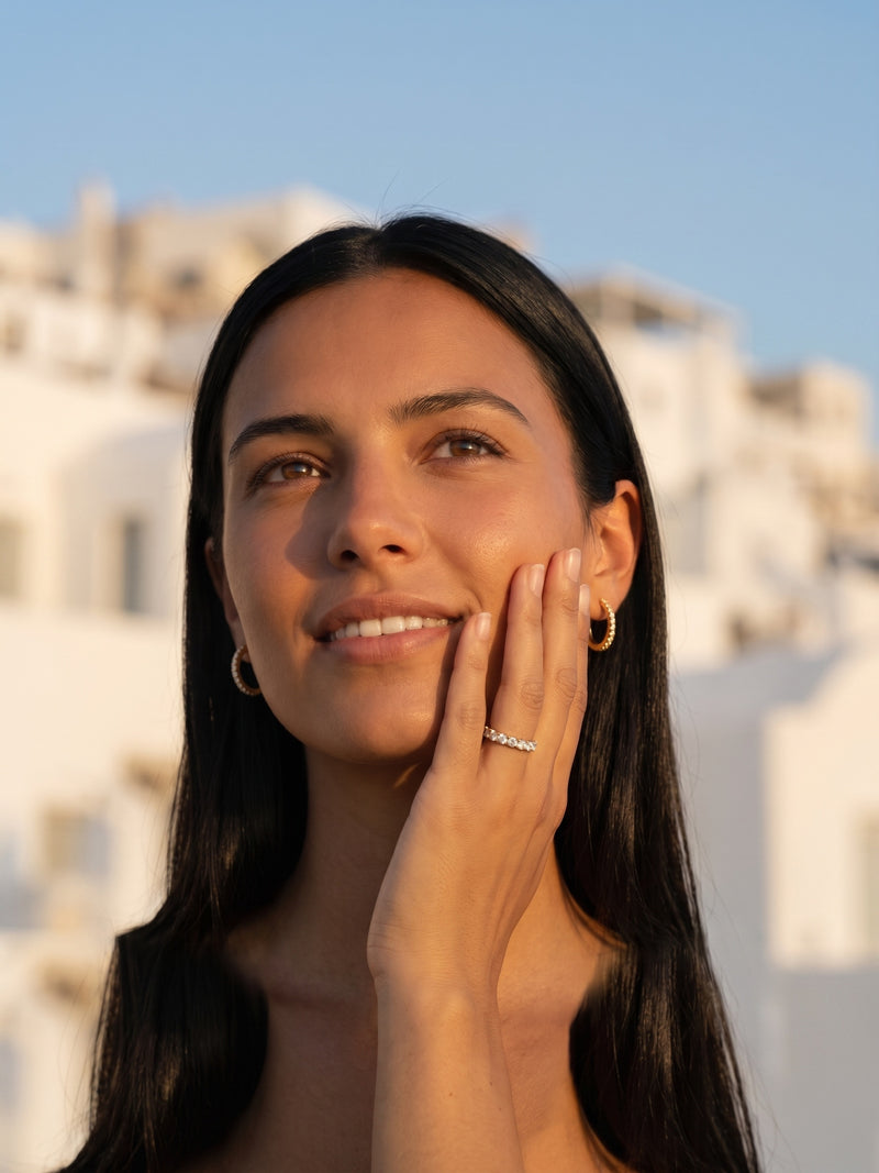 Boucles d'oreilles créoles fines pavées Boucle Discrète, détail du pavage de zirconium – Soreli Paris